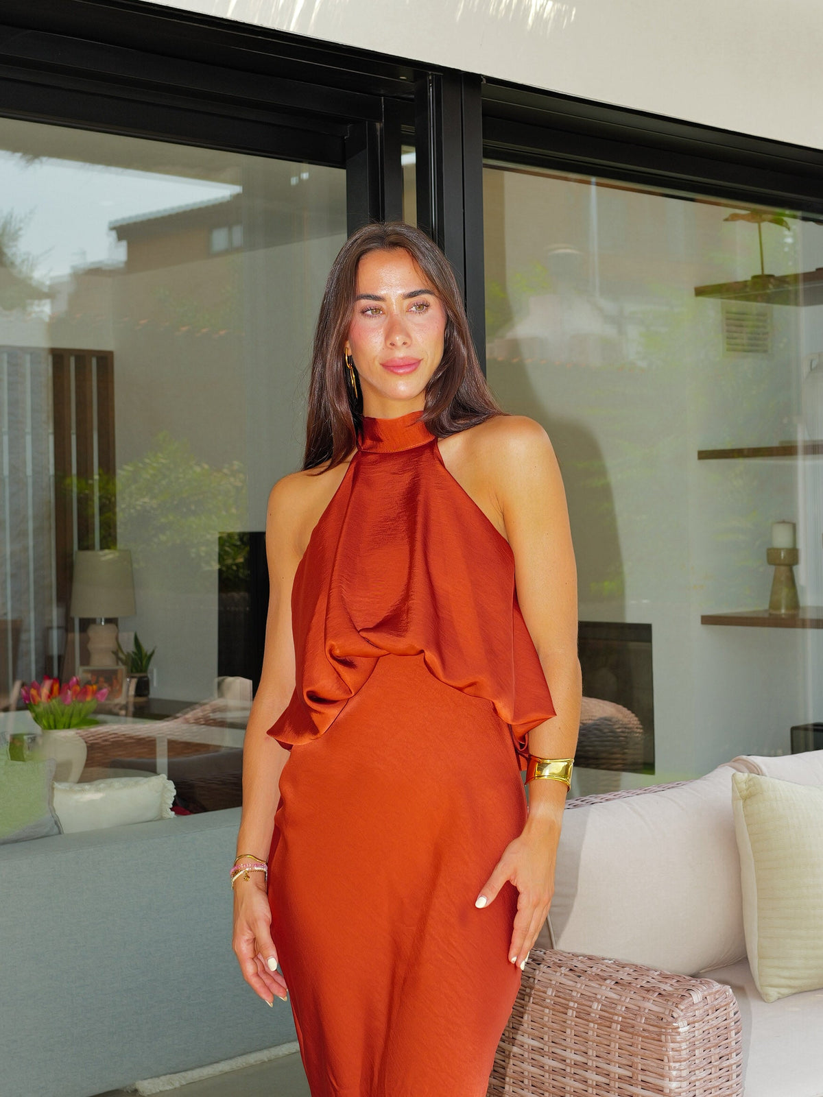 Vestido comprido com decote halter, em cetim volumoso, estilo caldera
