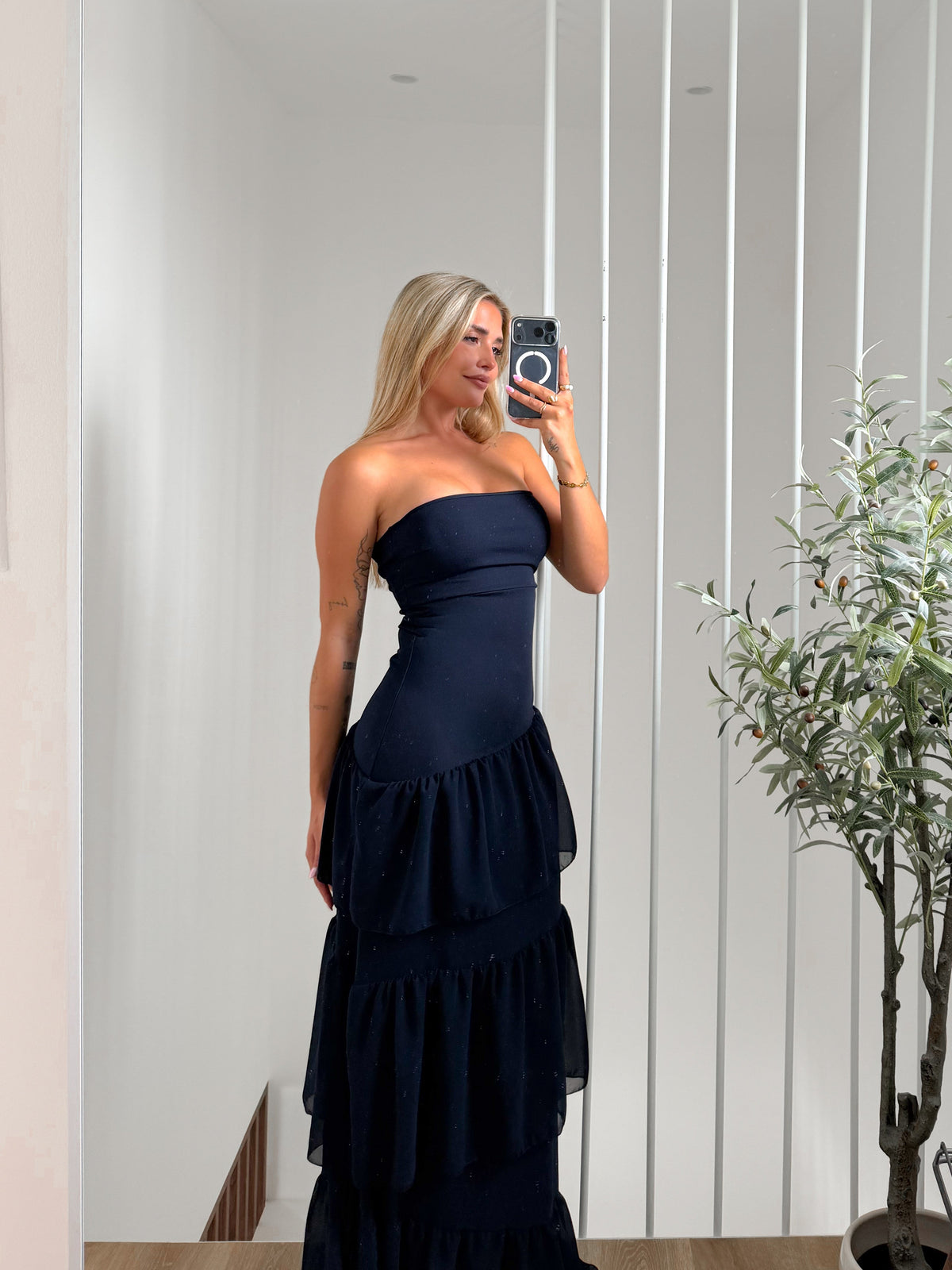Vestido cai-cai com folhos assimétrico azul-marinho