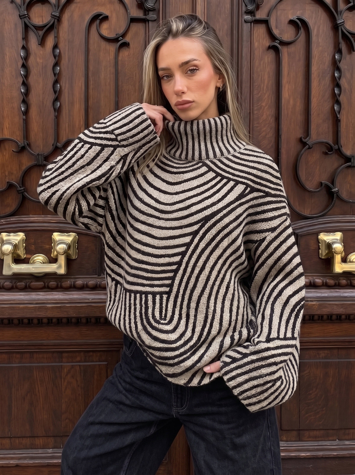Jersey de cuello alto crema y negro con estampado de líneas