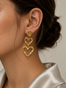 Pendientes con cadena y corazones dorados