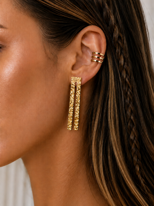 Pendientes largos con agujeros dorados