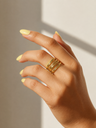 Anillo con bandas doradas