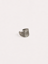 Anillo plateado con aberturas