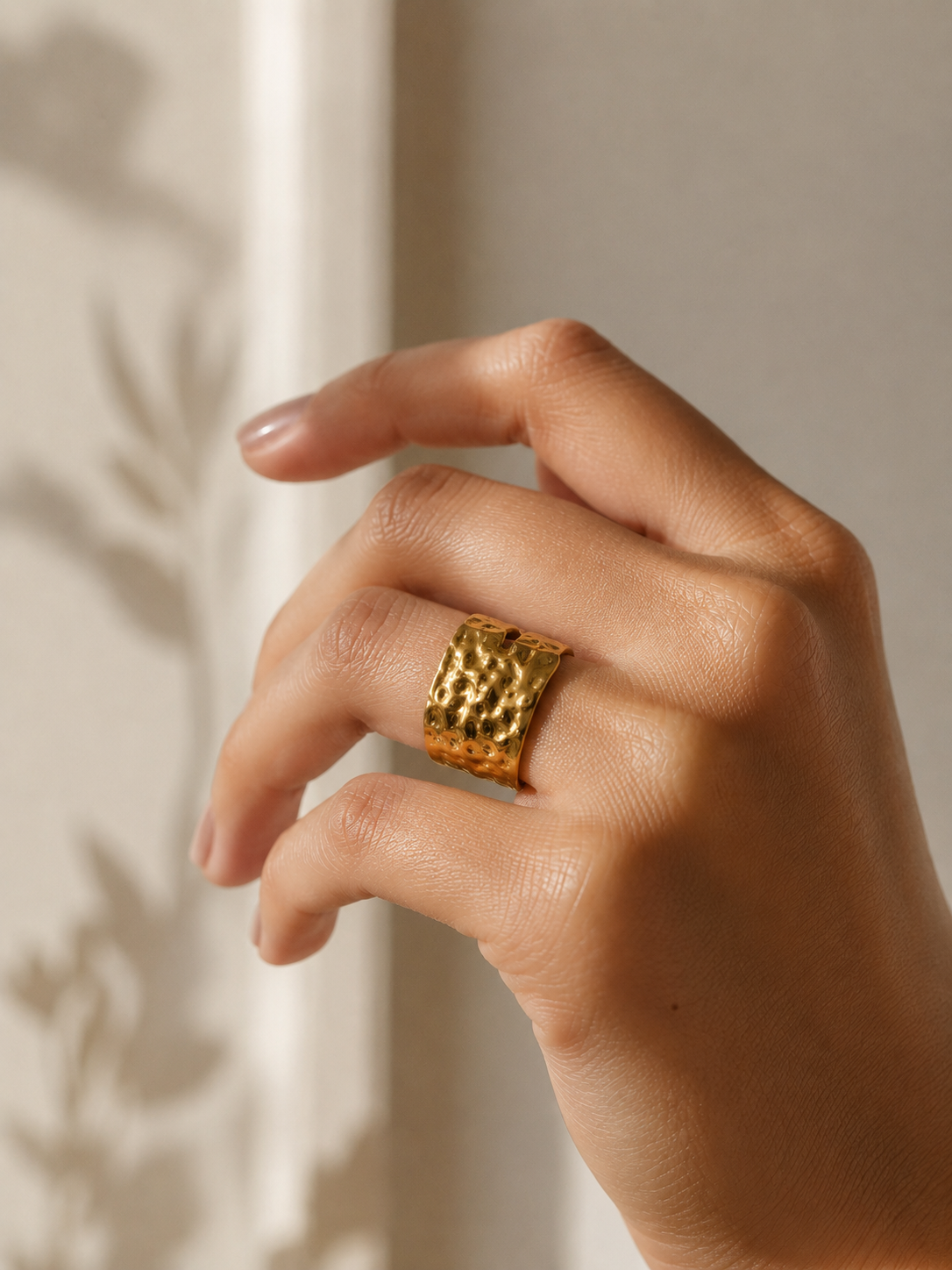 Anel dourado com padrão perfurado