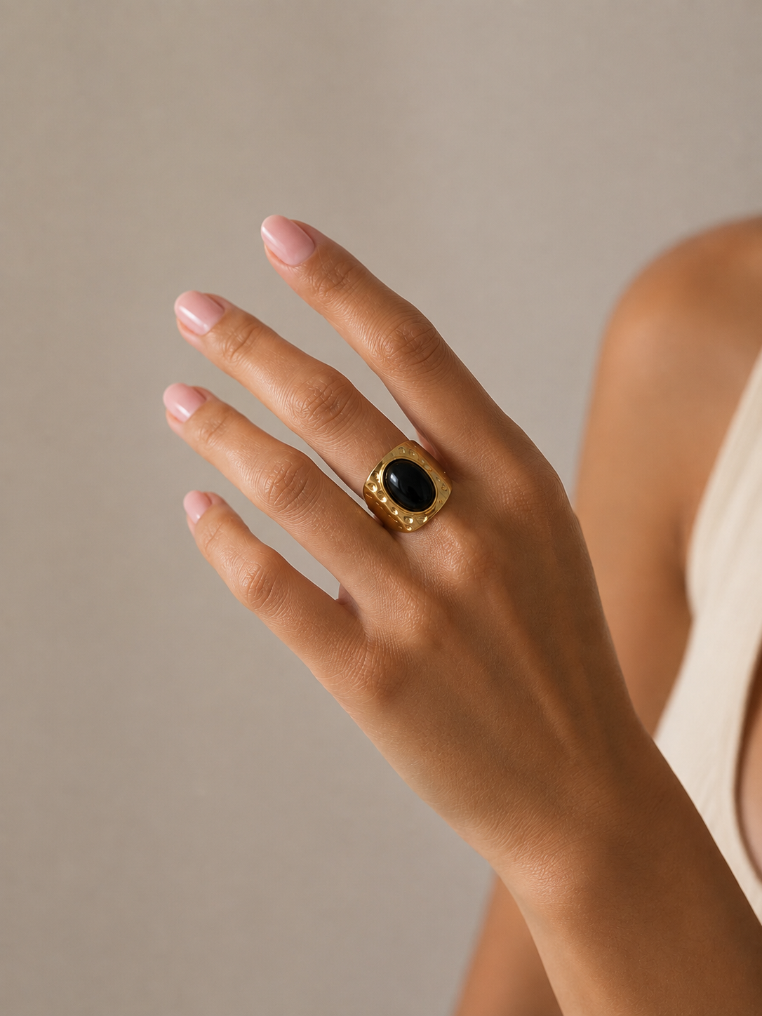 Anel dourado com pedra preta