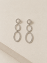Pendientes ovalados con perforaciones, plateados
