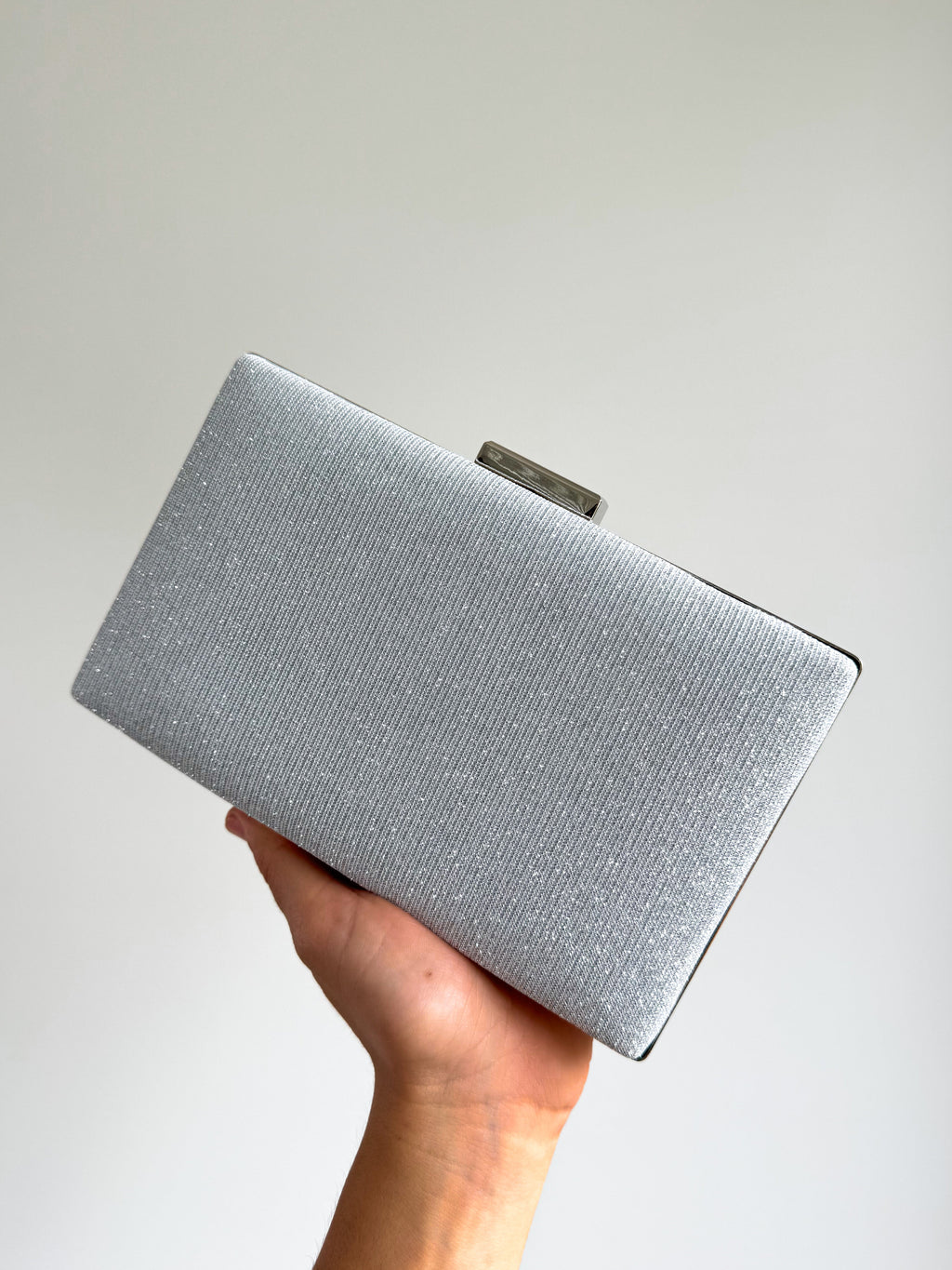 Clutch retangular prateada com brilhantes