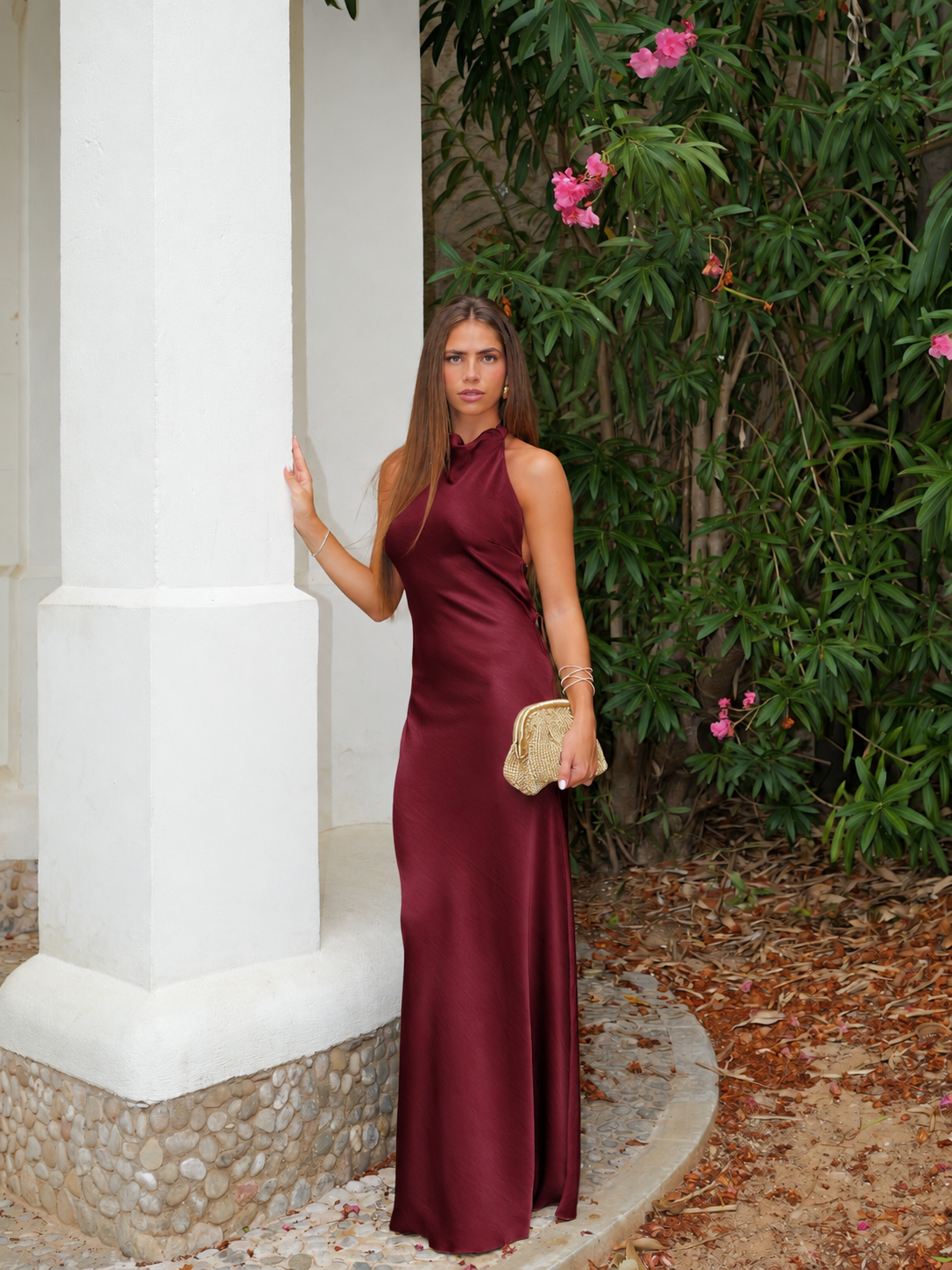 Vestido halter em cetim com costas em cor de bordô