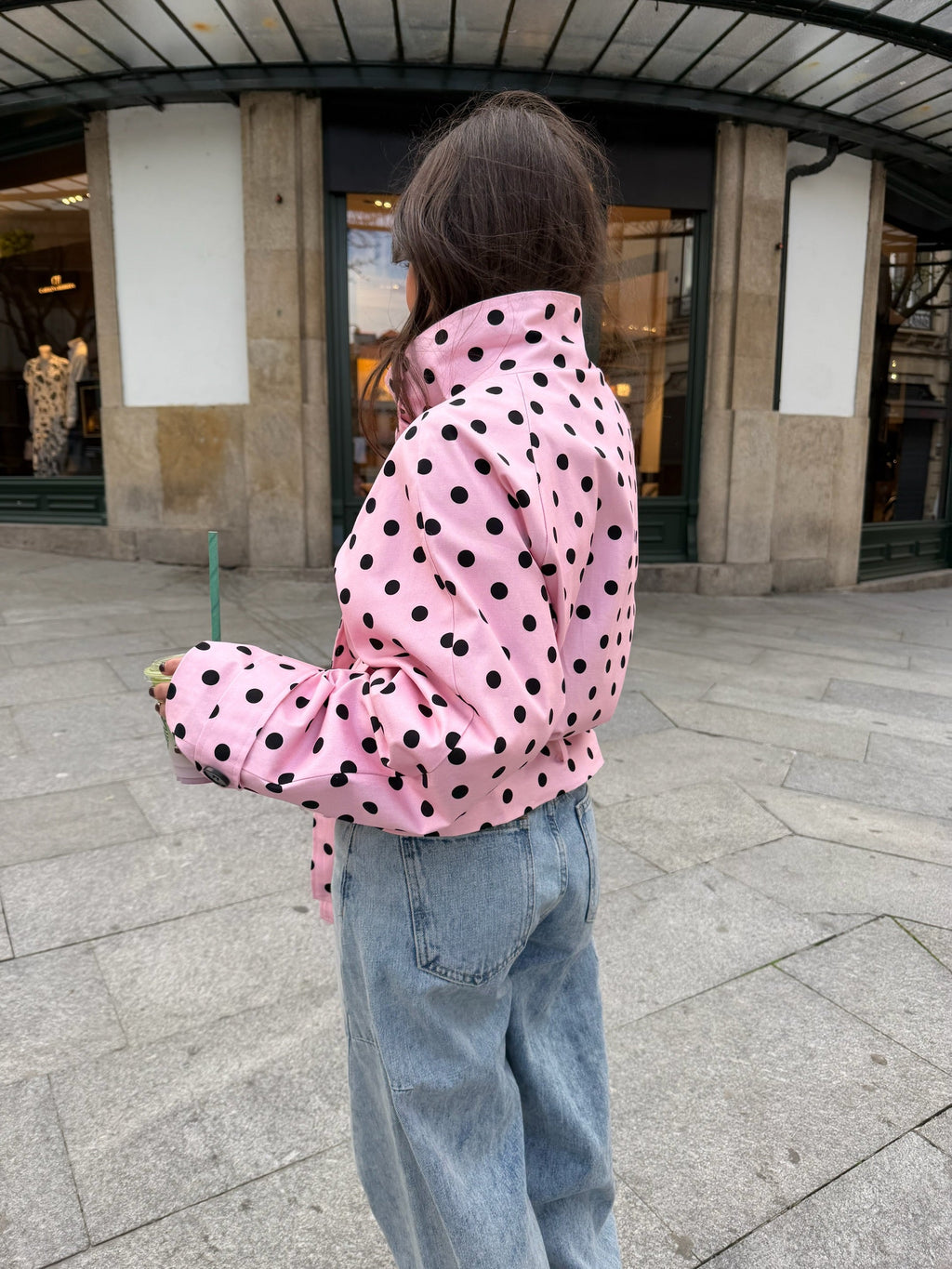 Abrigo tipo trench corto de cuello alto con lunares en rosa