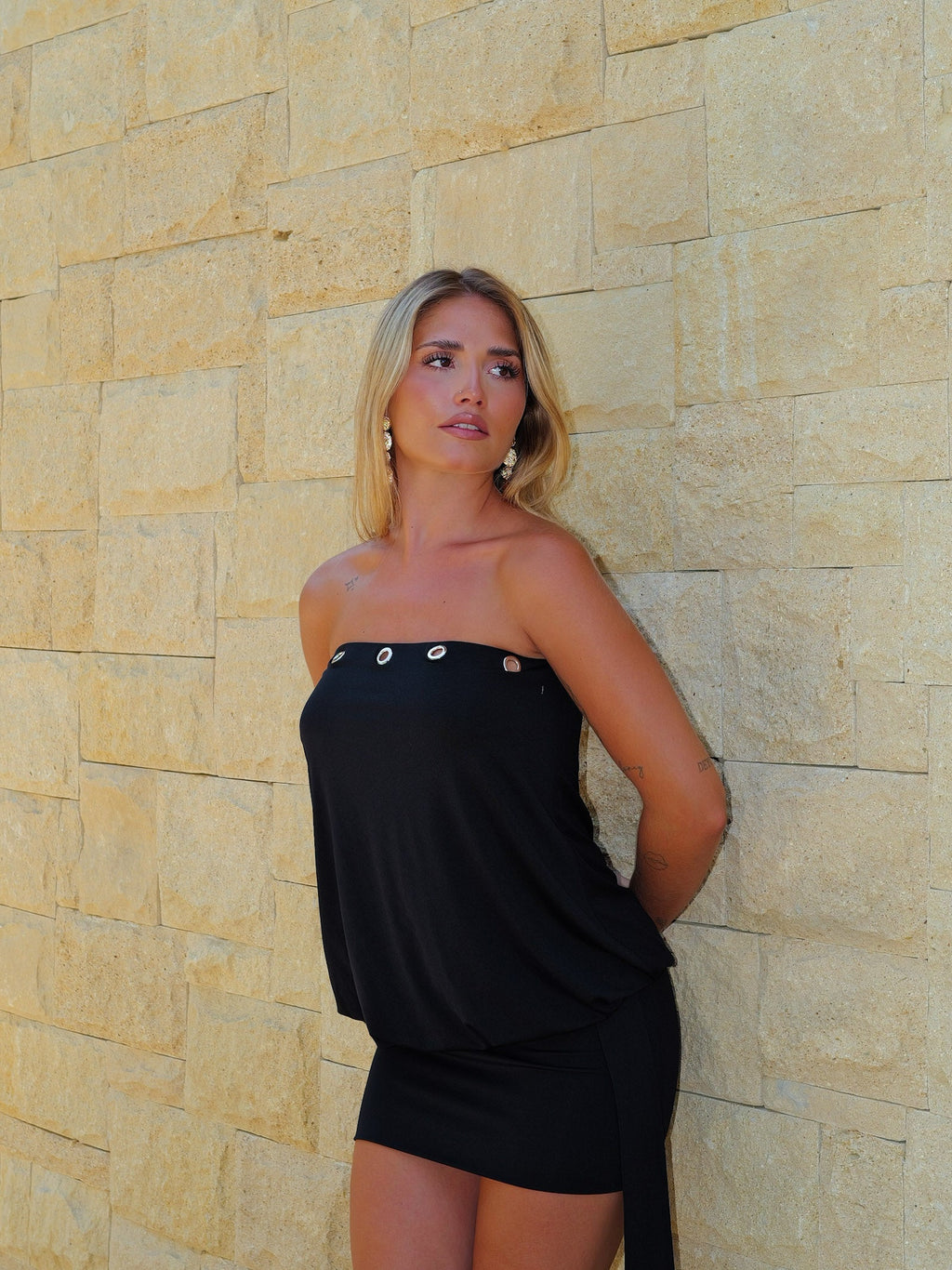 Vestido mini preto com detalhes em tachas