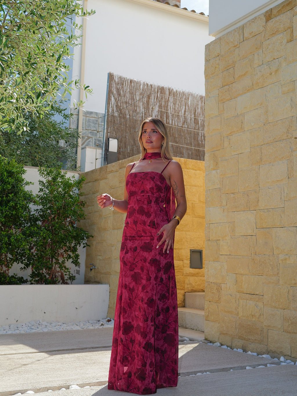 Vestido de georgette com padrão em cor de bordô