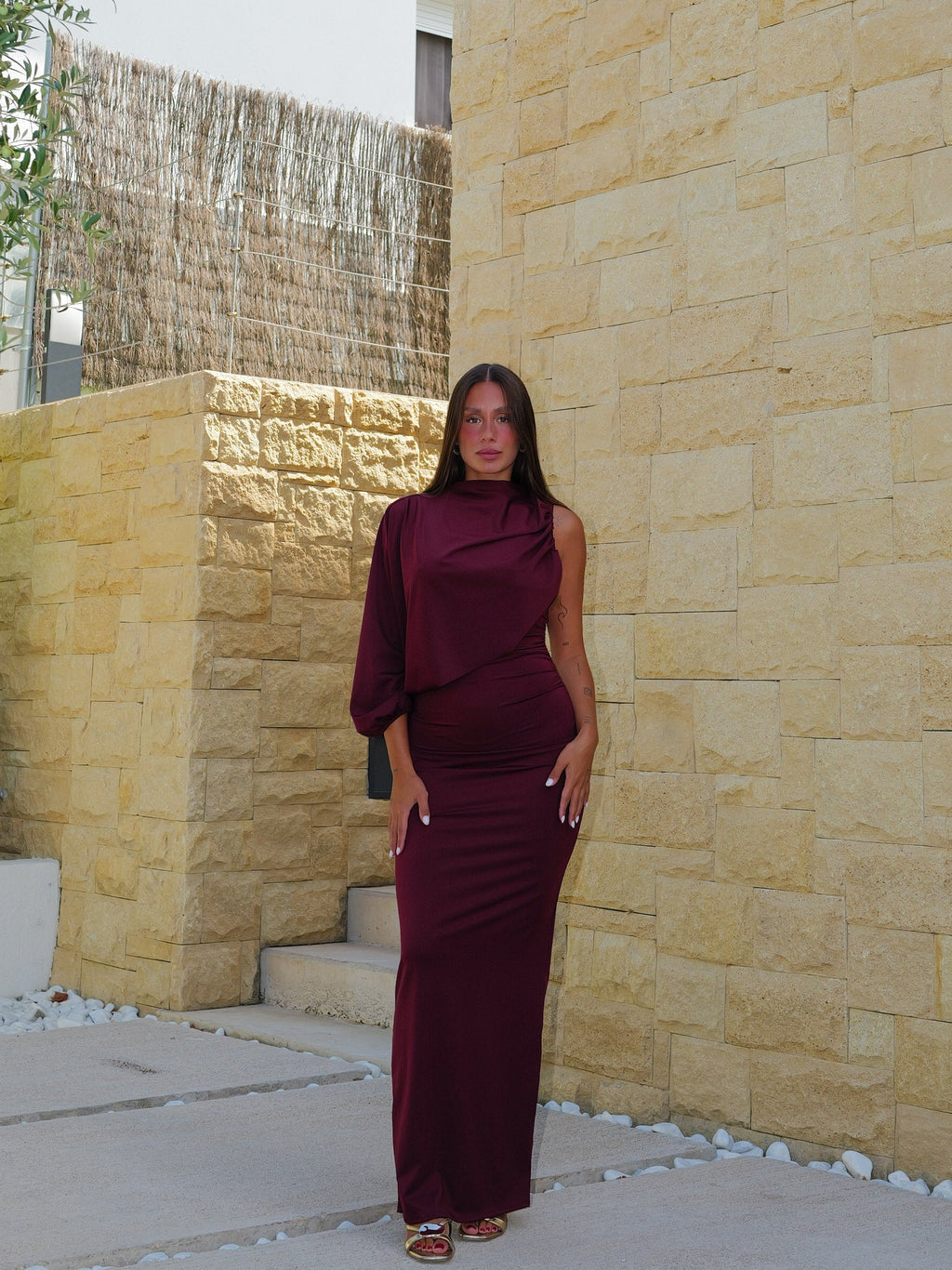 Vestido comprido com manga assimétrica e cape em cor de vinho