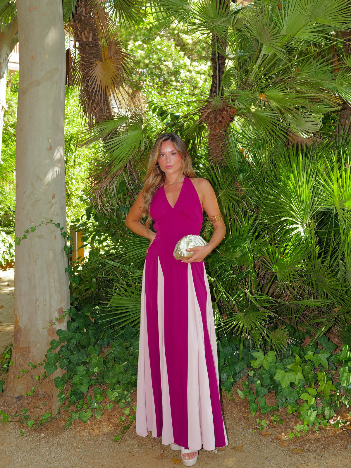 Vestido com decote em V bicolor cor de cereja