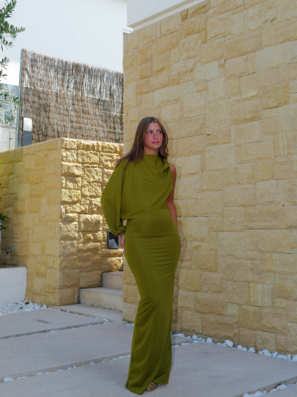 Vestido comprido com manga assimétrica, cor de azeitona