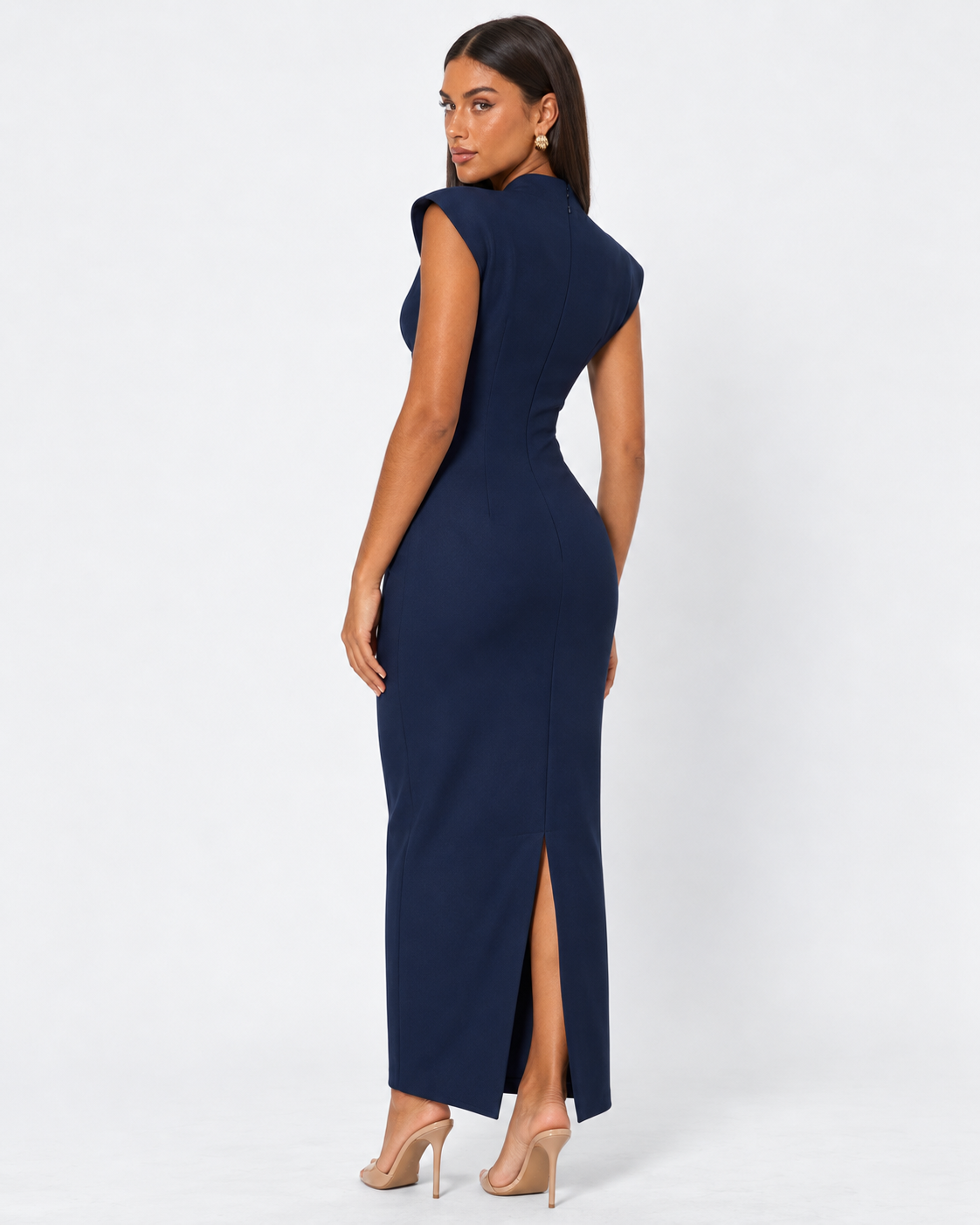 Vestido largo con escote en V y hombros estructurados