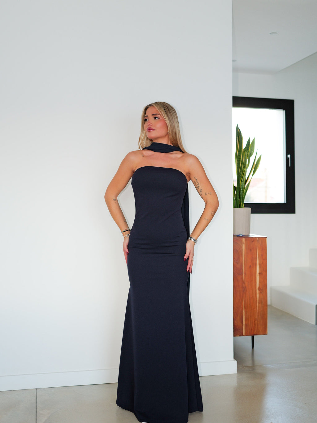 Vestido sereia com gola alta em tule azul-marinho