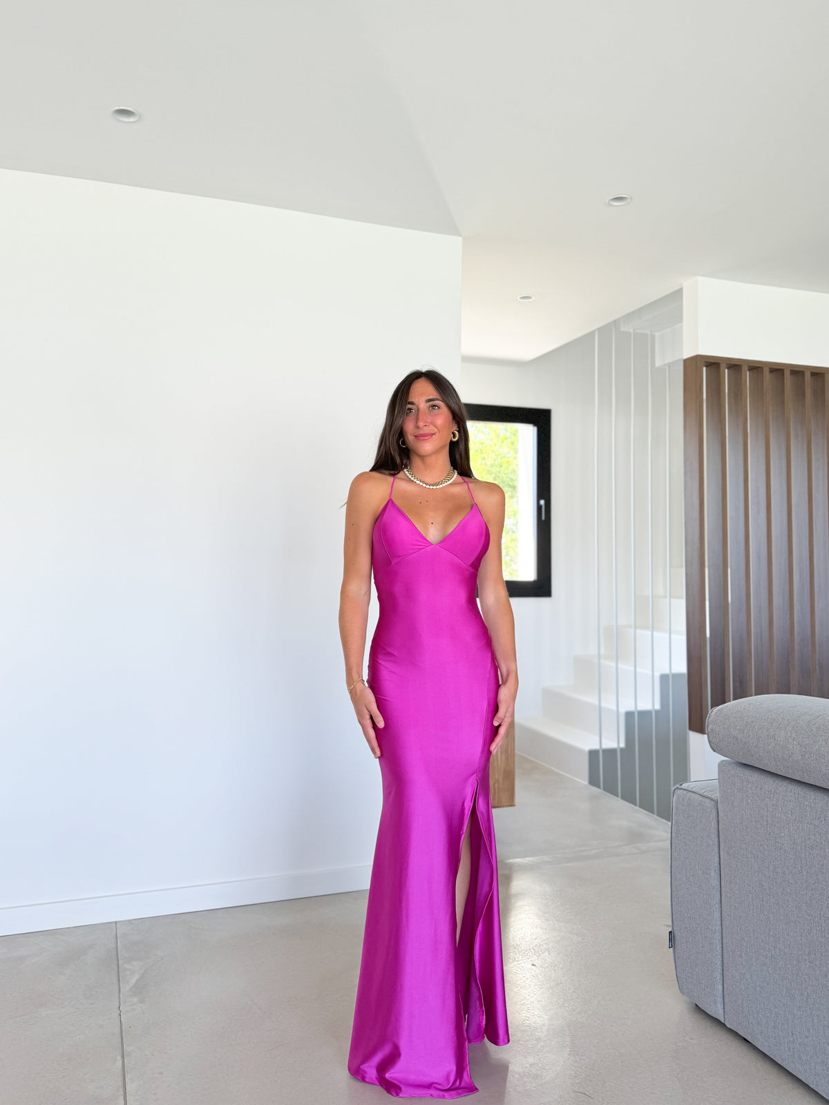 Vestido com decote em V em cetim entrelaçado cor de amarena