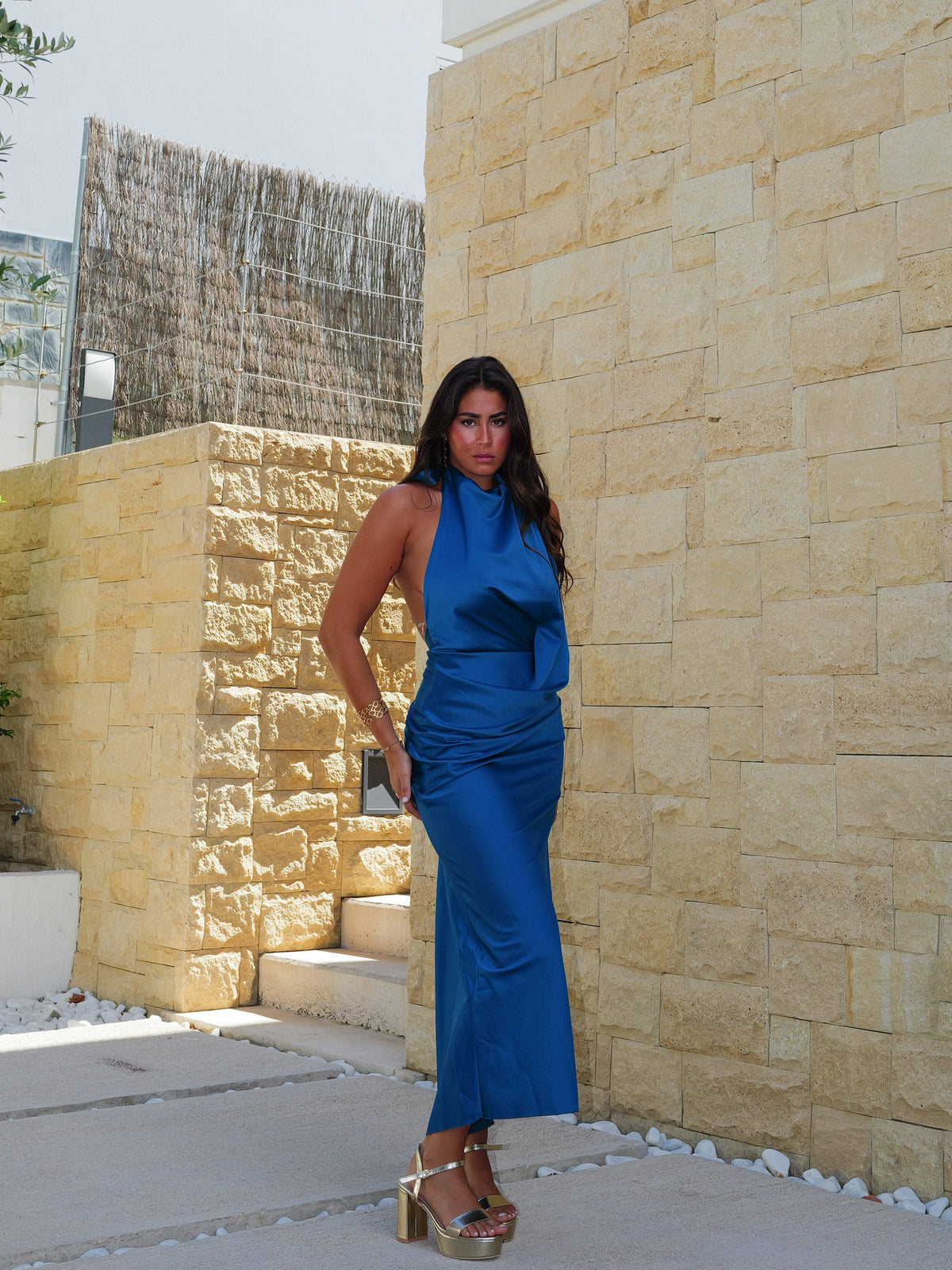 Vestido comprido de cetim com decote halter nas costas, cor petróleo