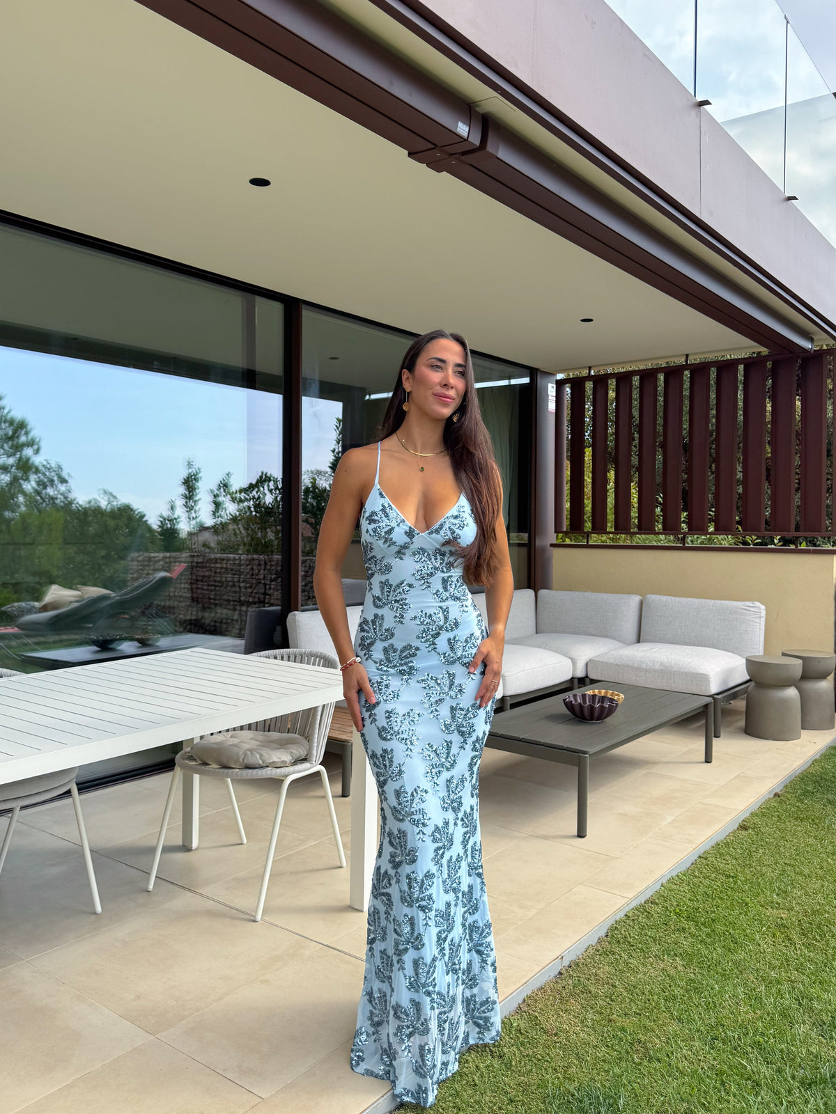 Vestido comprido com entrelaçados e detalhes em tule azul-celeste