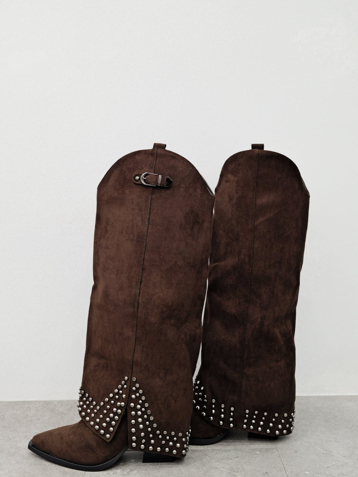 Botas de salto alto com tachas em tom de chocolate