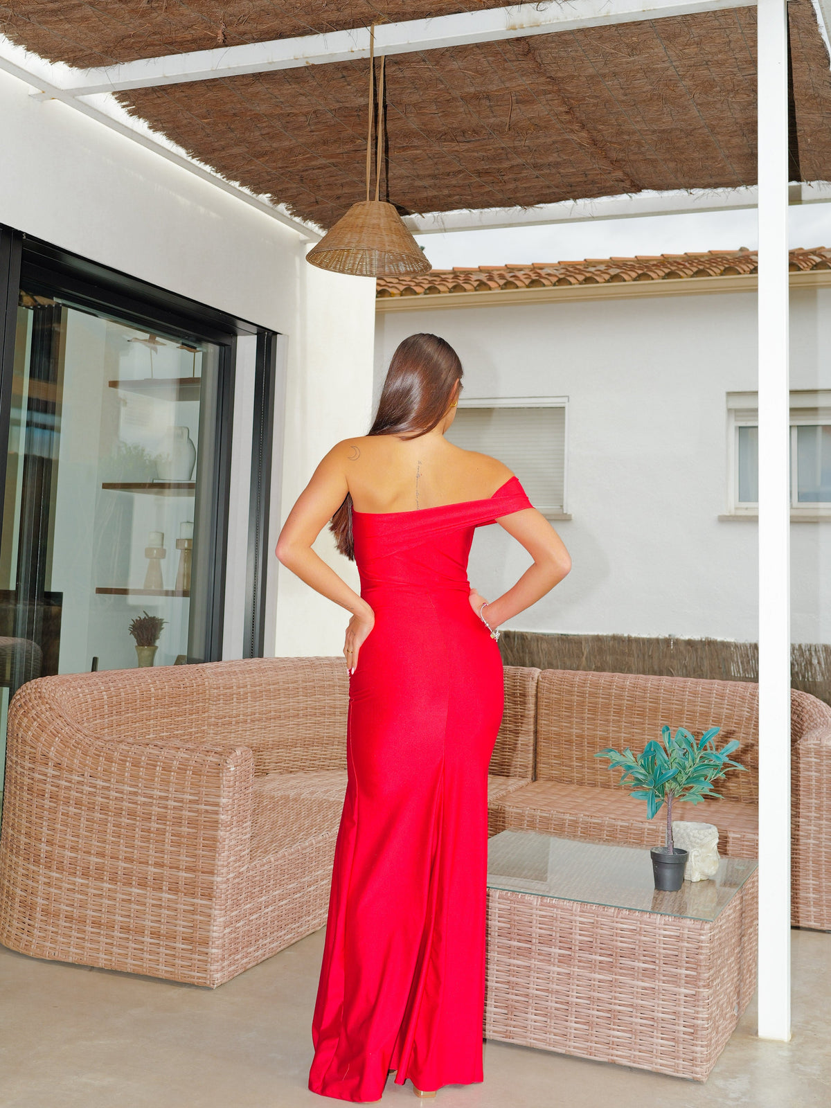 Vestido assimétrico vermelho com decote em barco