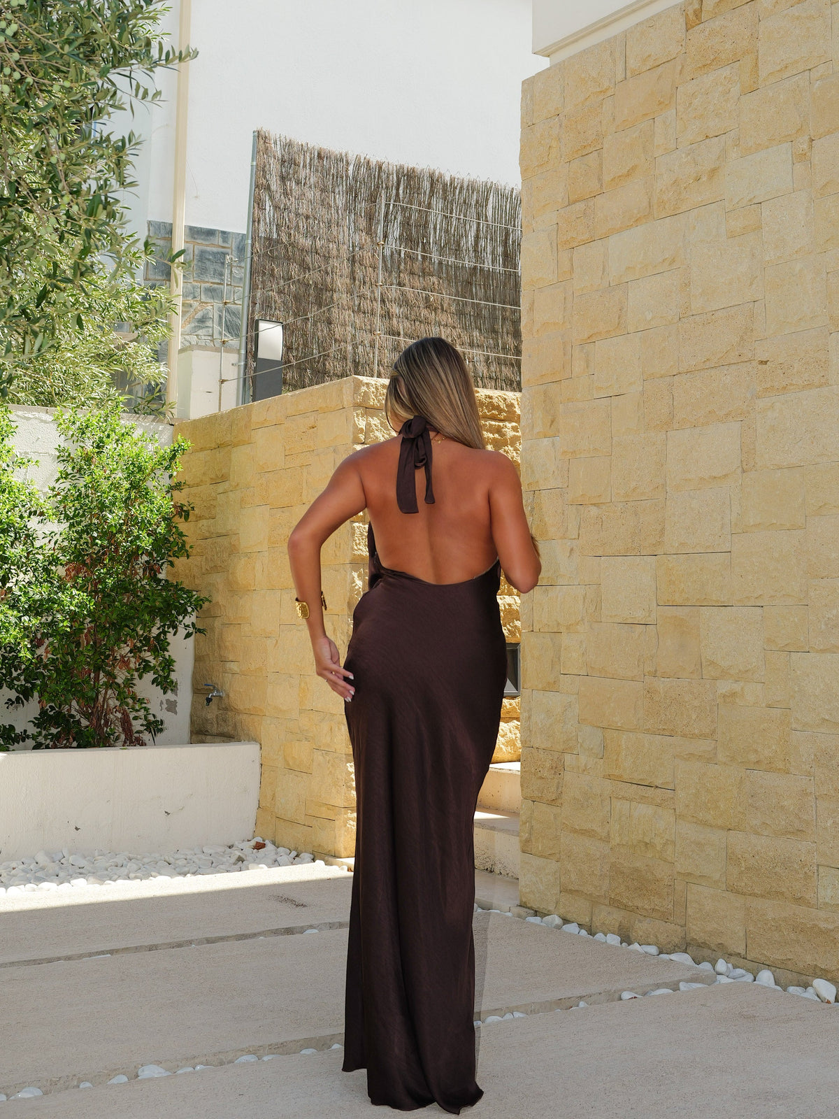 Vestido comprido de cetim com decote halter nas costas, cor chocolate