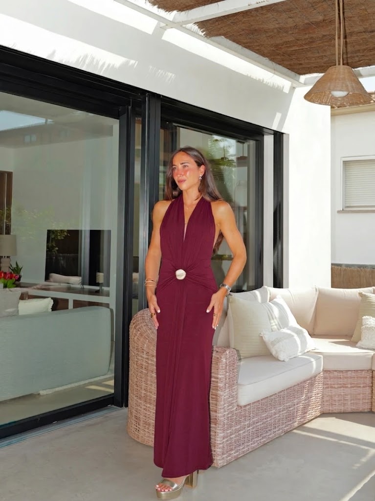 Vestido comprido com decote em V e detalhes em bordô