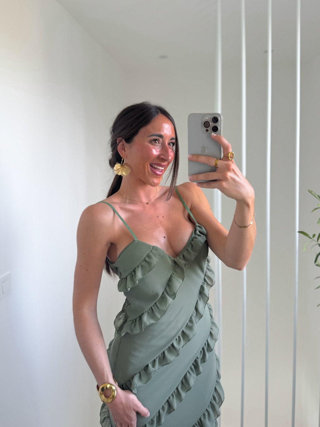 Vestido com folhos em crepe cáqui