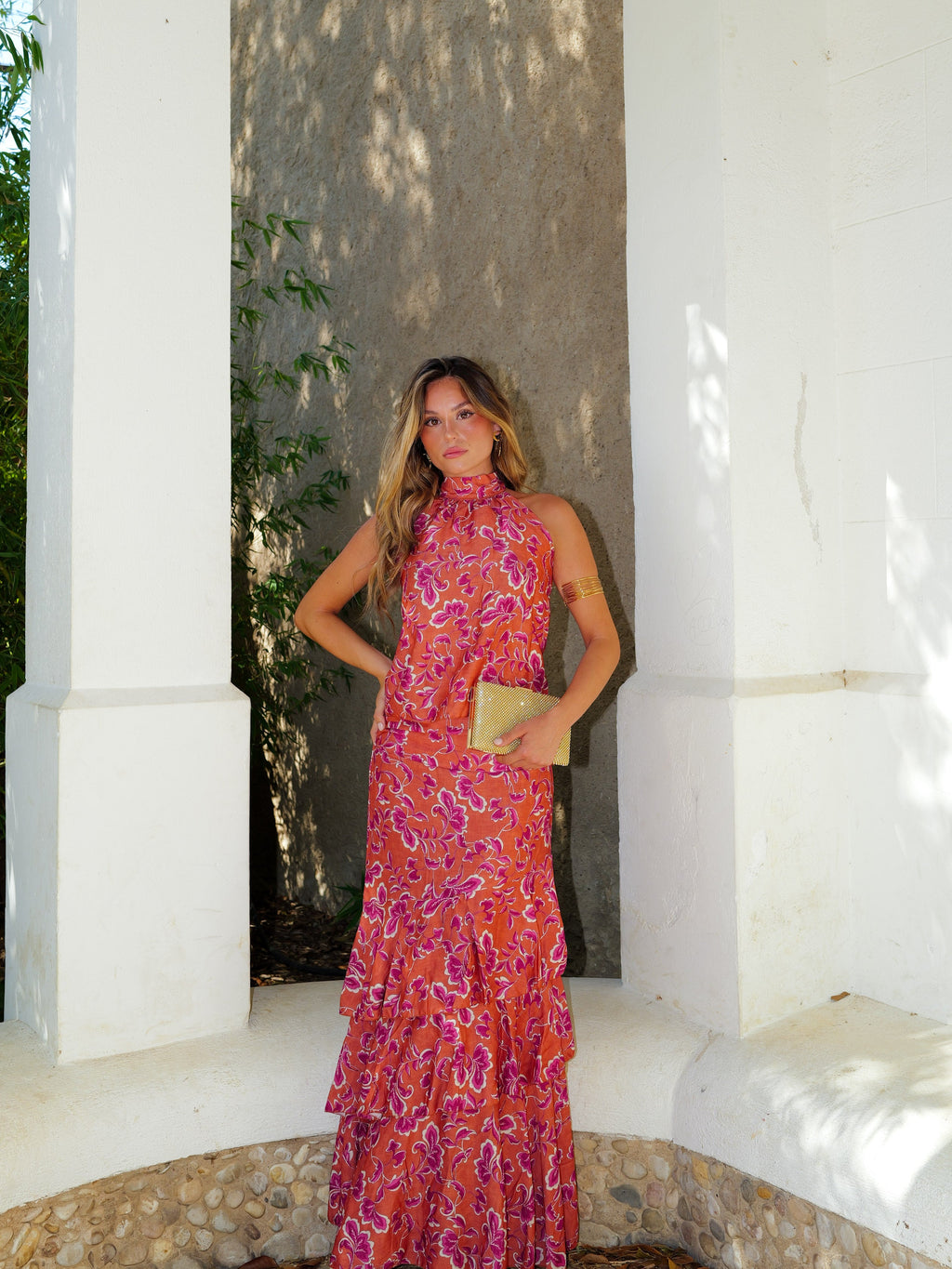 Conjunto halter estampado com folhos em cor de coral