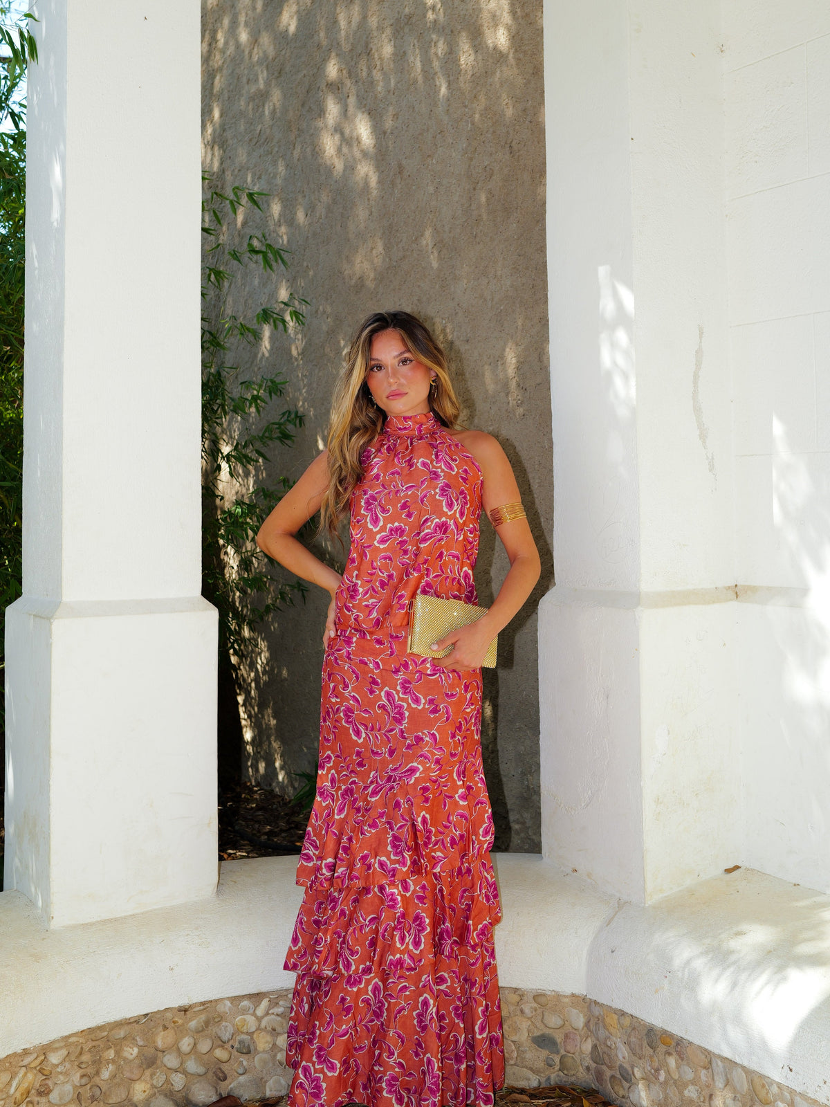 Conjunto halter estampado com folhos em cor de coral