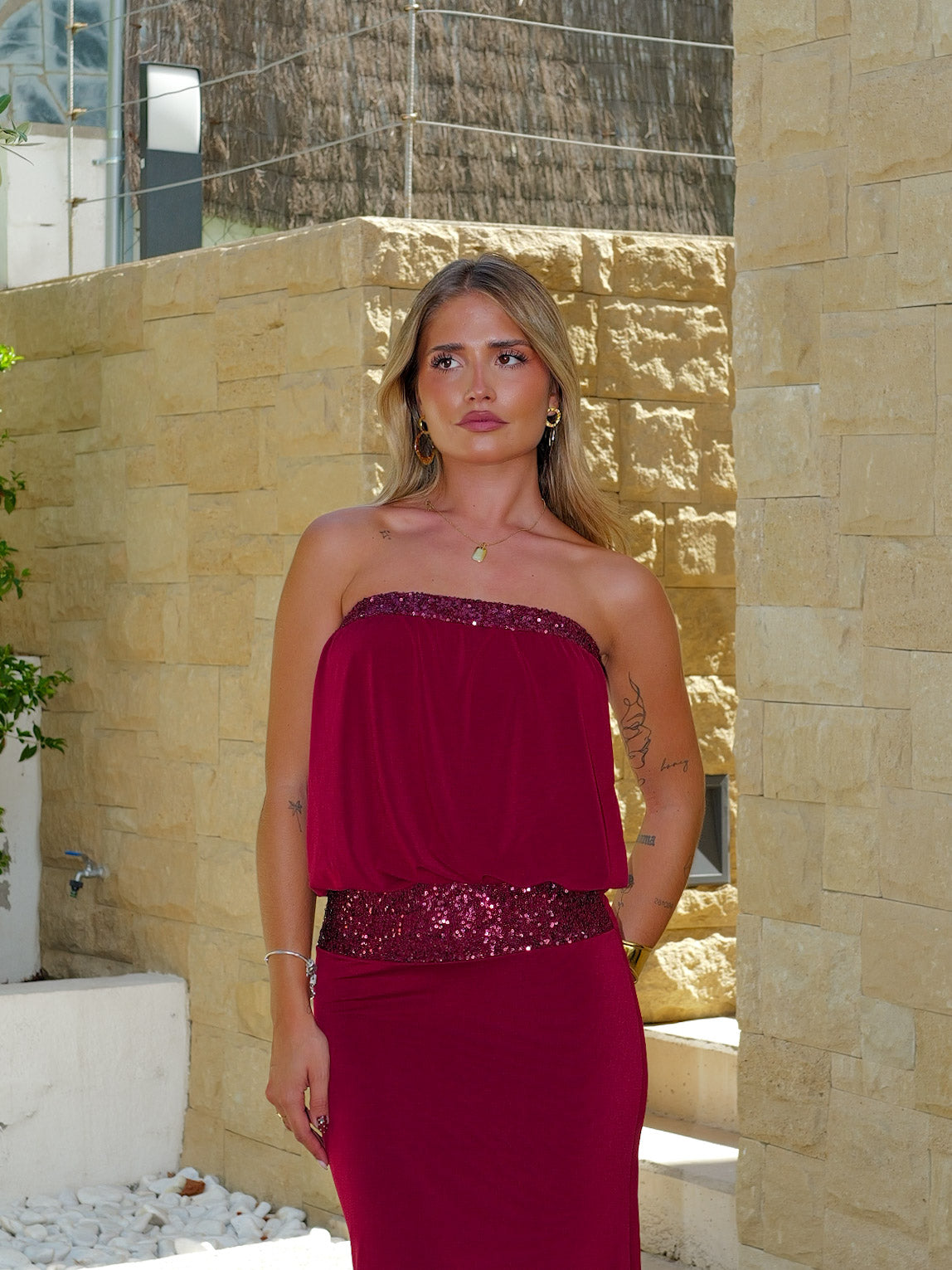 Vestido comprido com padrão de glitter cor de bordô