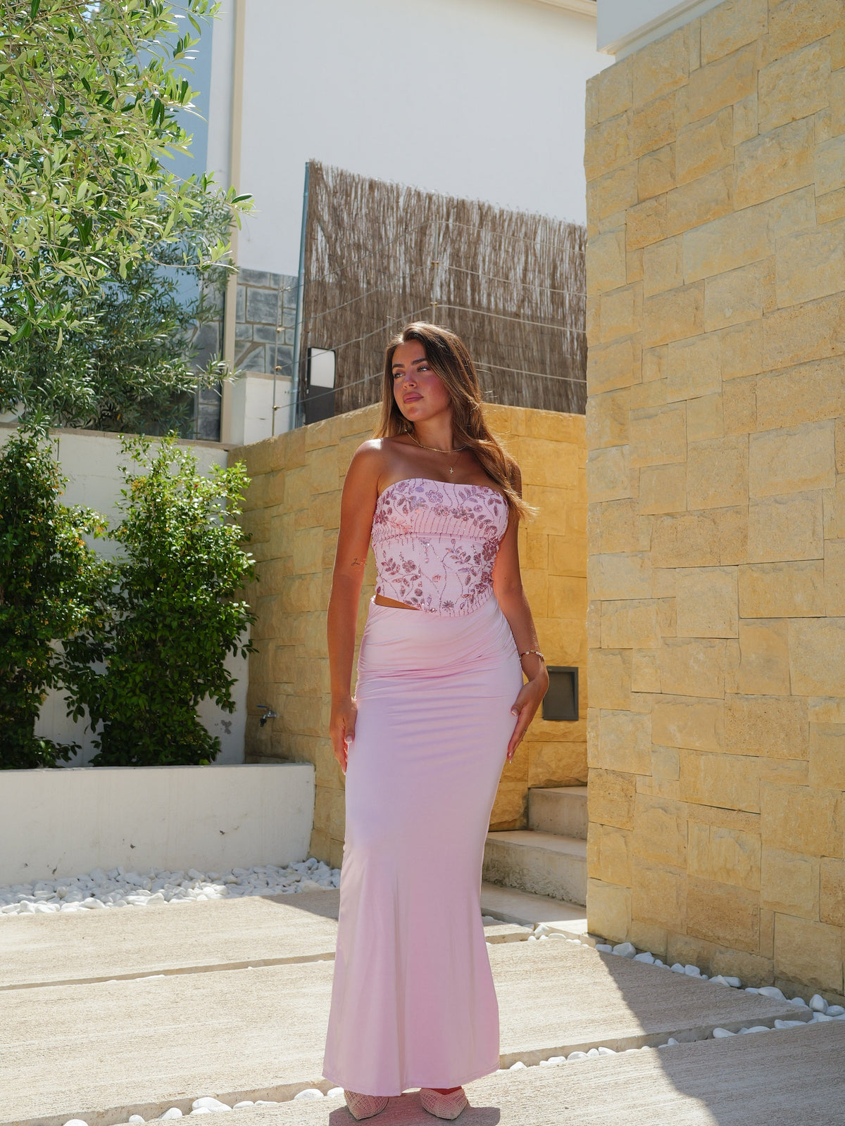 Conjunto com top tipo espartilho e detalhes brilhantes em rosa