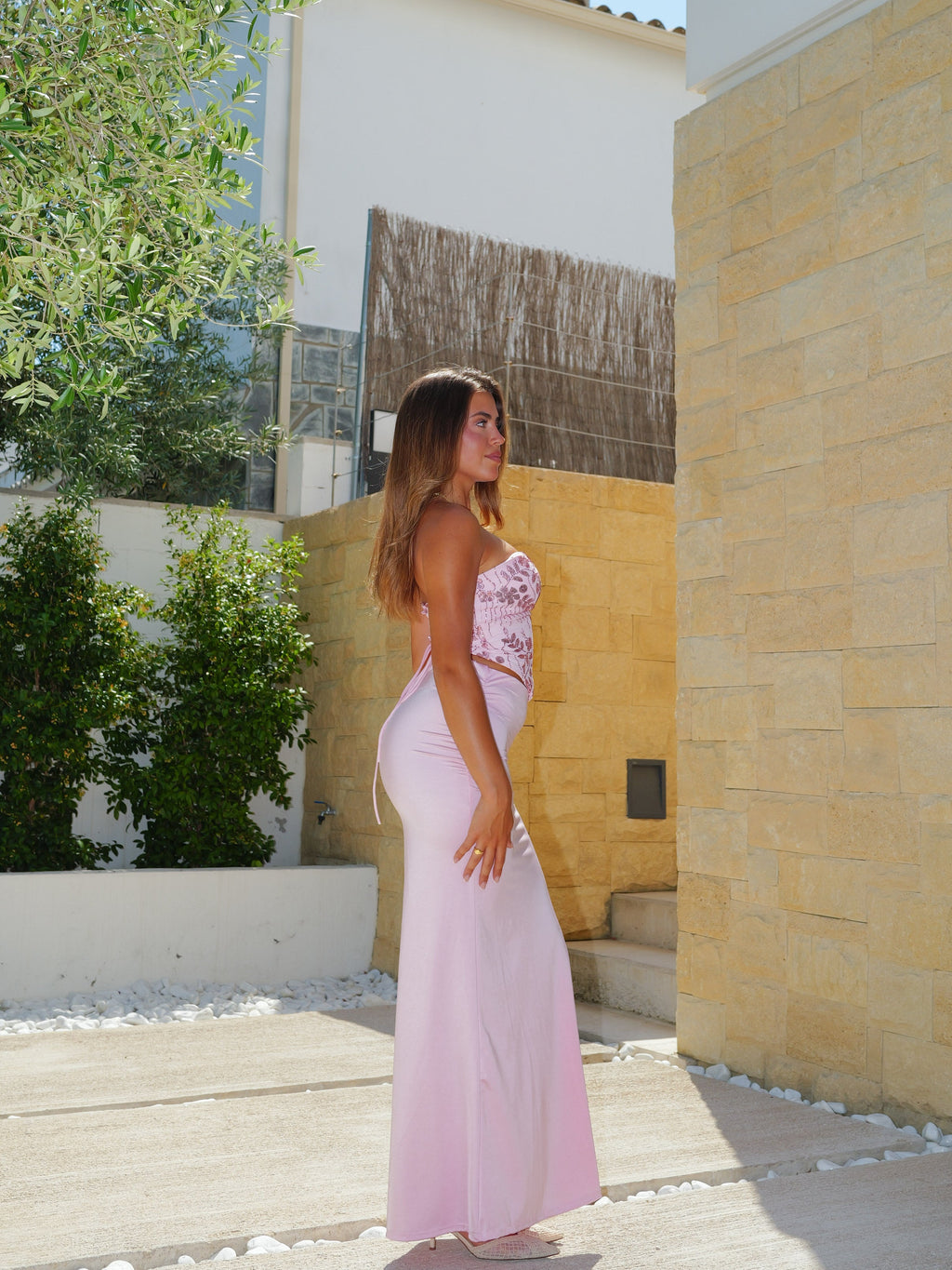 Conjunto com top tipo espartilho e detalhes brilhantes em rosa