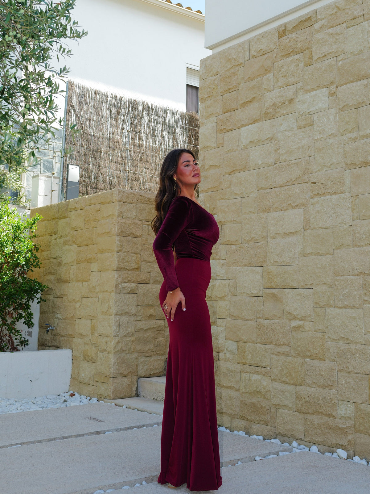 Vestido comprido assimétrico com mangas em veludo bordô