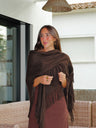 Chal de punto con flecos, color chocolate