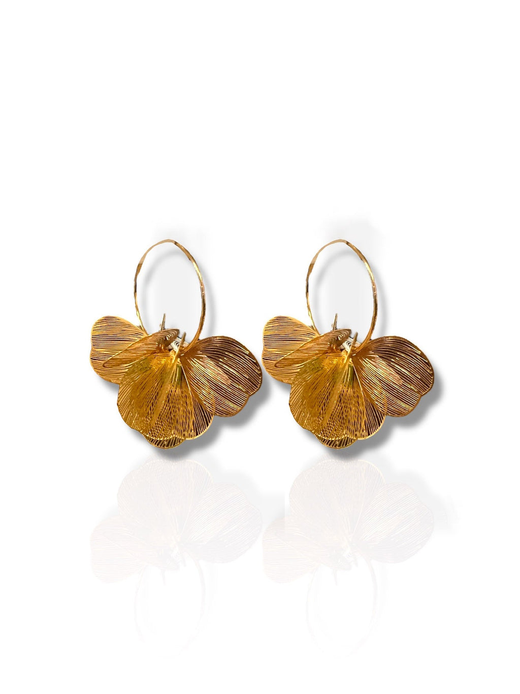 Brincos de argola com flores douradas