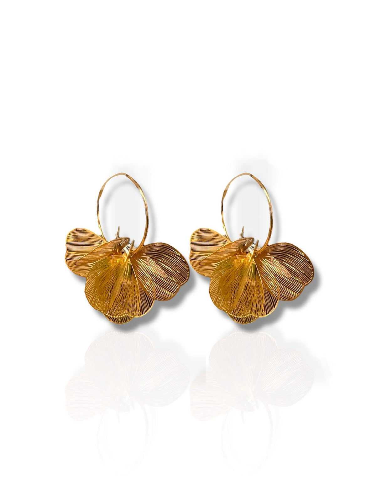 Brincos de argola com flores douradas
