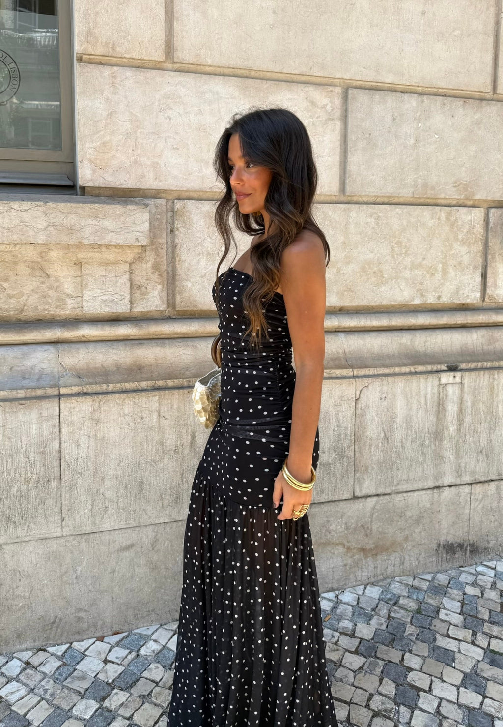 Vestido preto de bolinhas