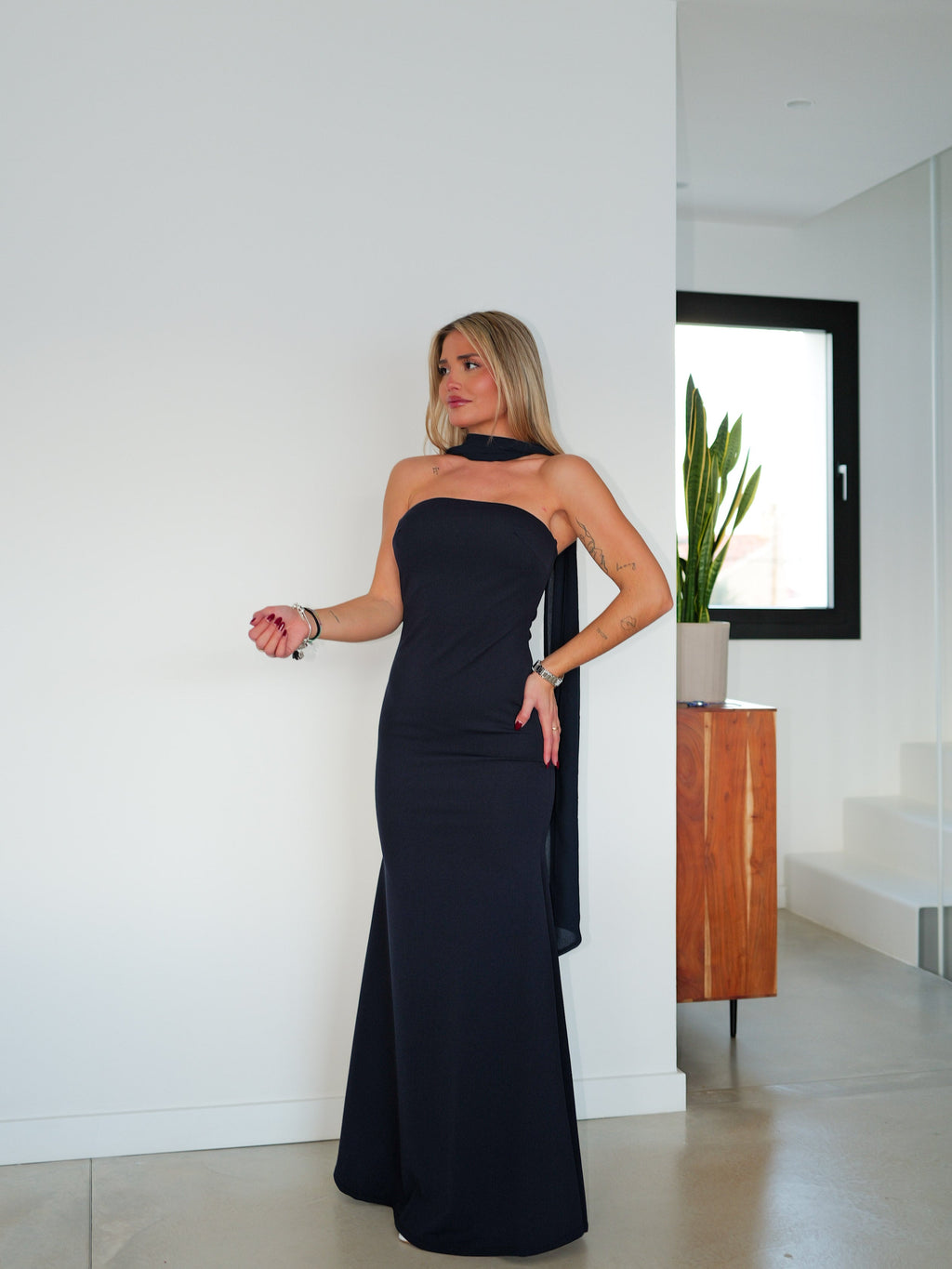 Vestido sereia com gola alta em tule azul-marinho