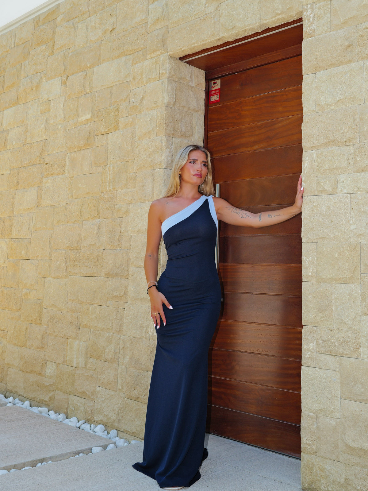 Vestido assimétrico com alças nas costas, cor azul-marinho