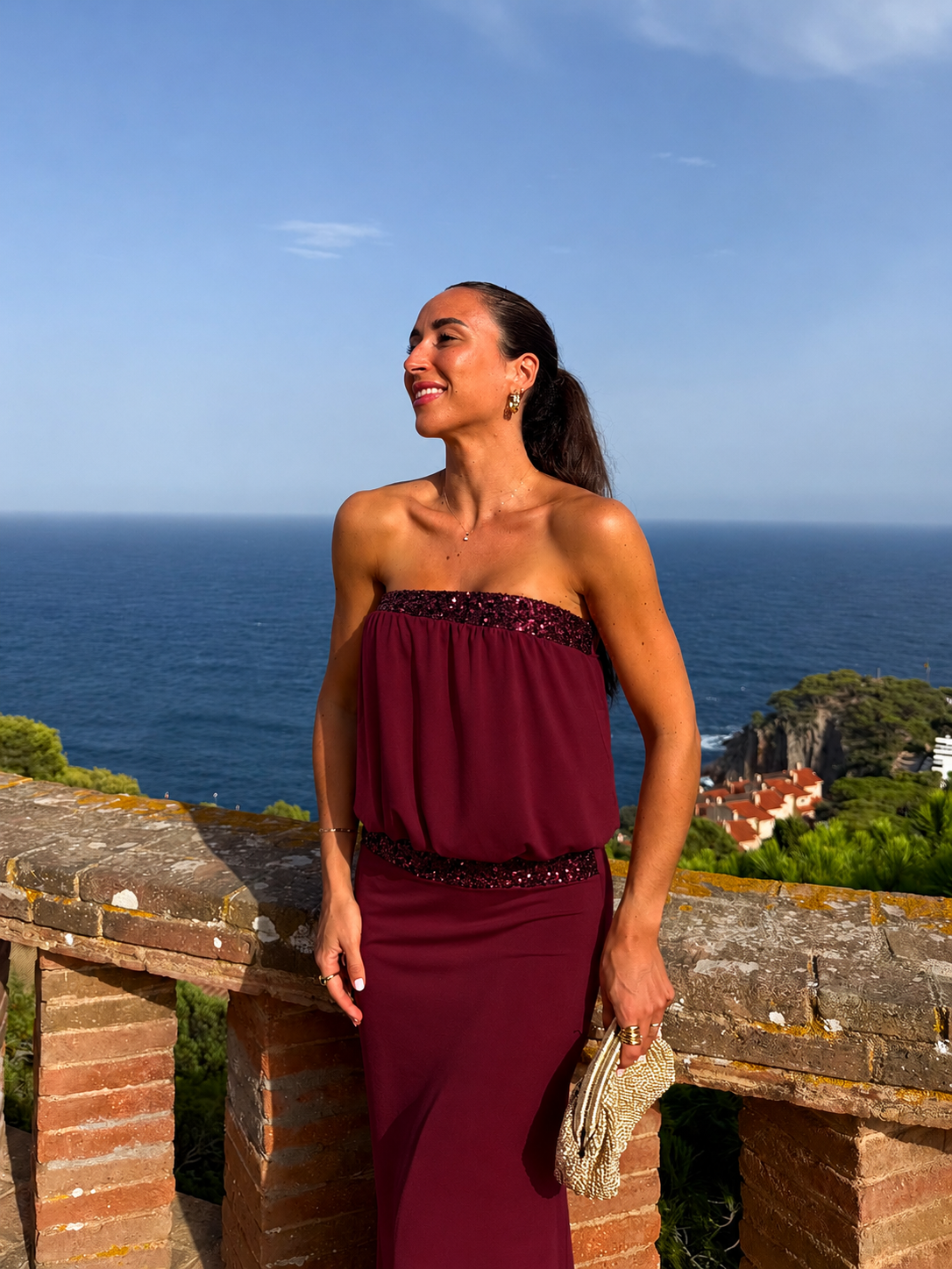 Vestido comprido com padrão de glitter cor de bordô