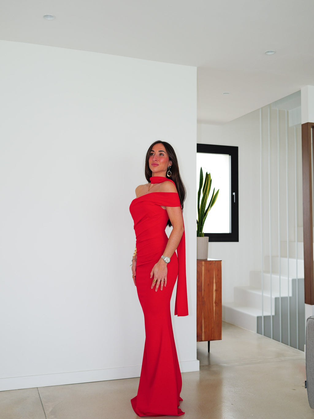Vestido vermelho com gola choker e franzido assimétrico