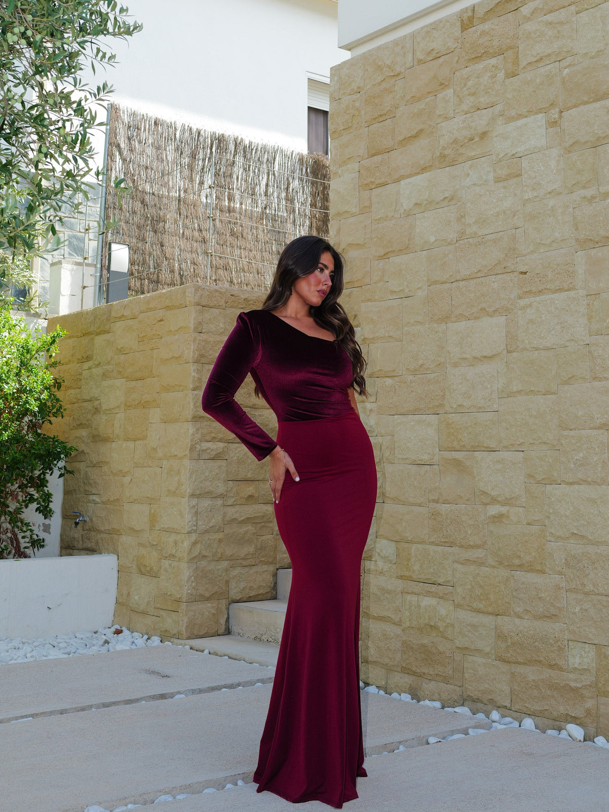 Vestido comprido assimétrico com mangas em veludo bordô