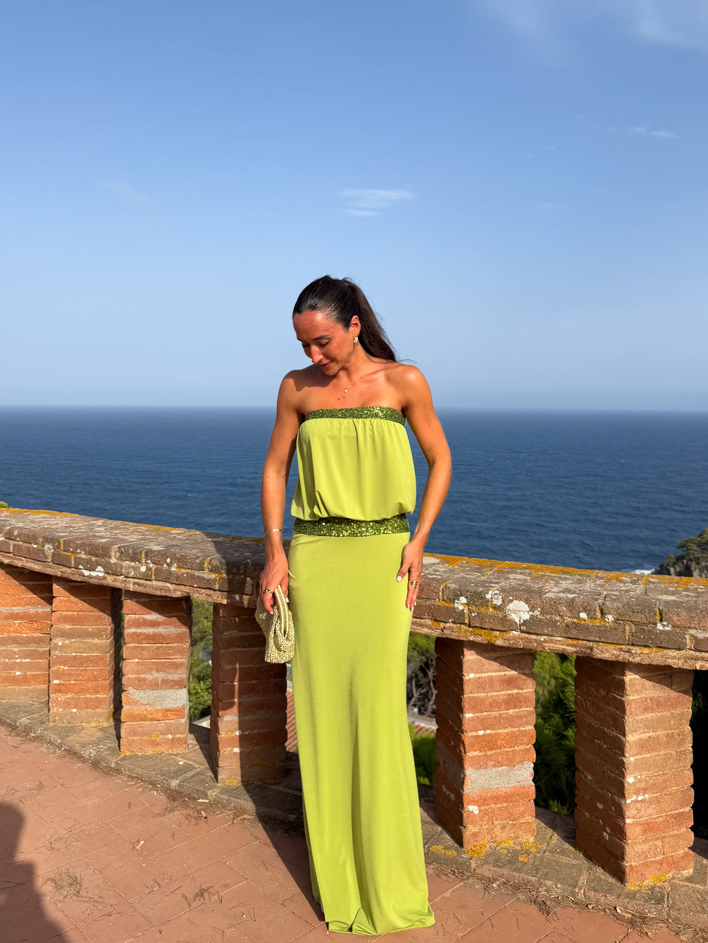 Vestido comprido com padrão de purpurina em tom de azeitona