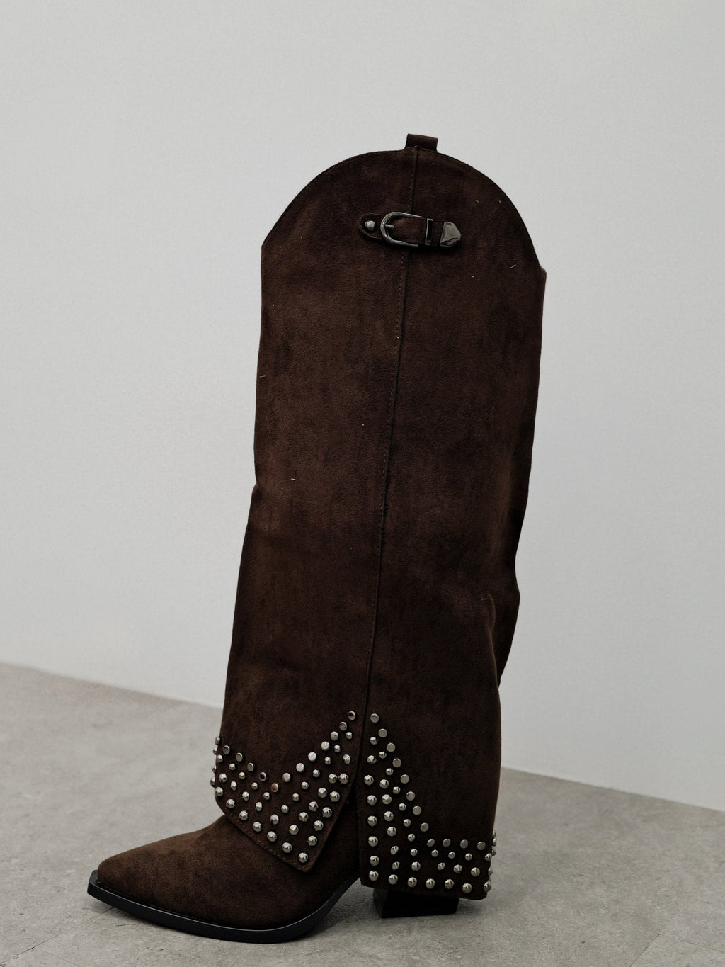 Botas de salto alto com tachas em tom de chocolate