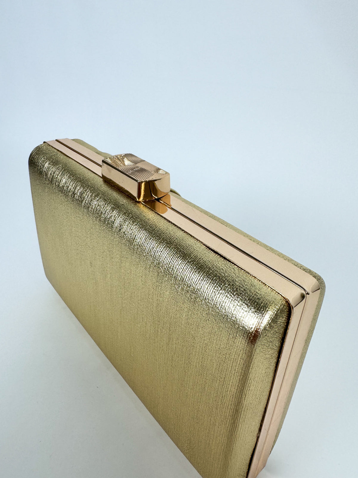 Clutch com faixas douradas