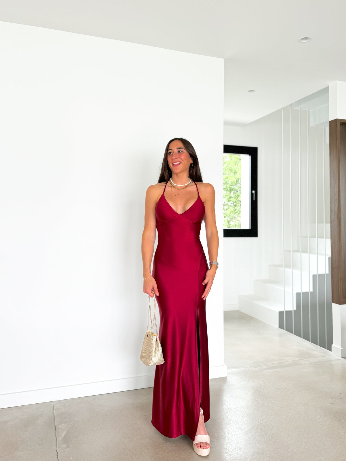 Vestido com decote em V em cetim entrelaçado, cor bordô