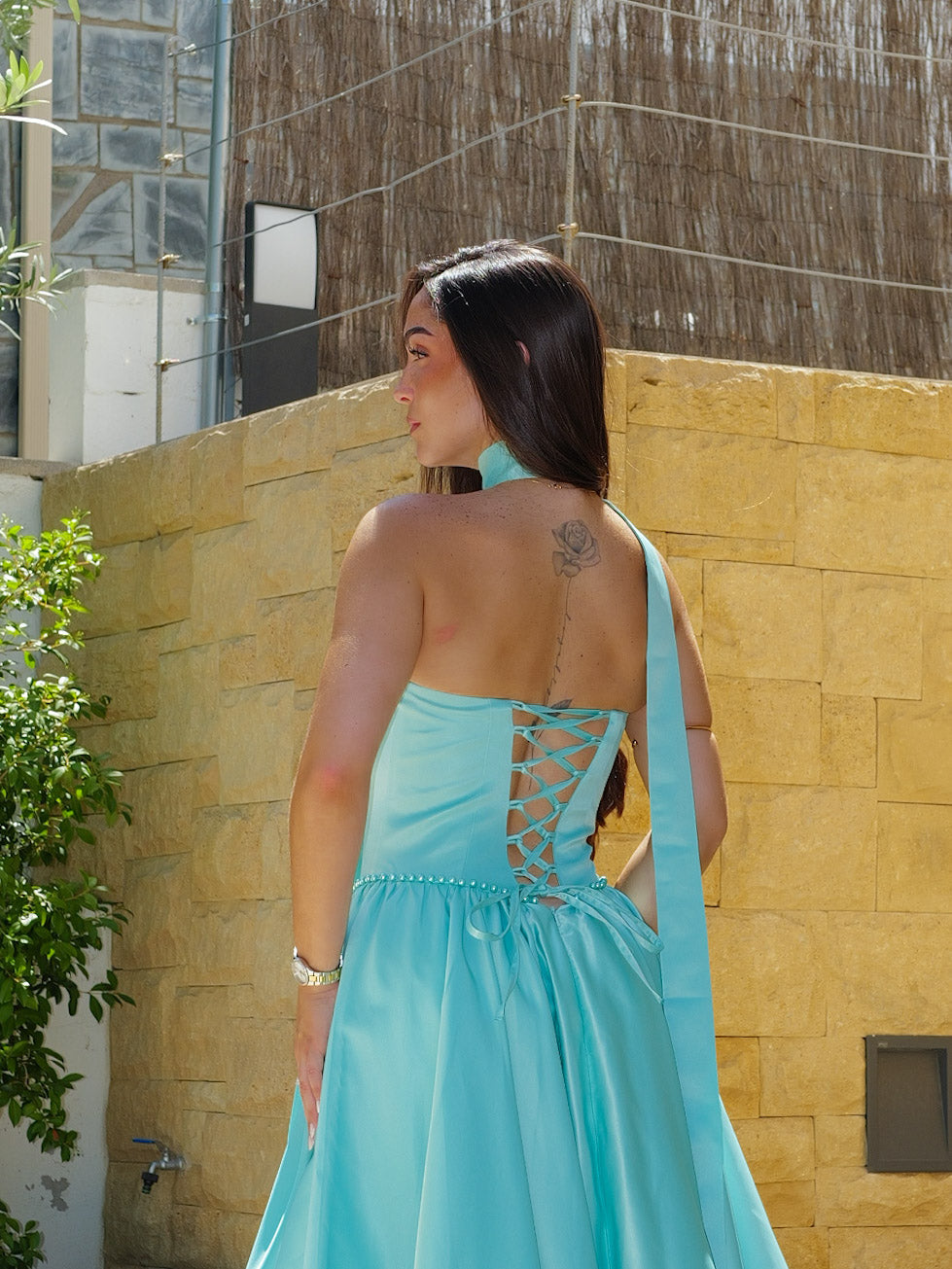 Vestido comprido com cintura decorada com pérolas turquesa