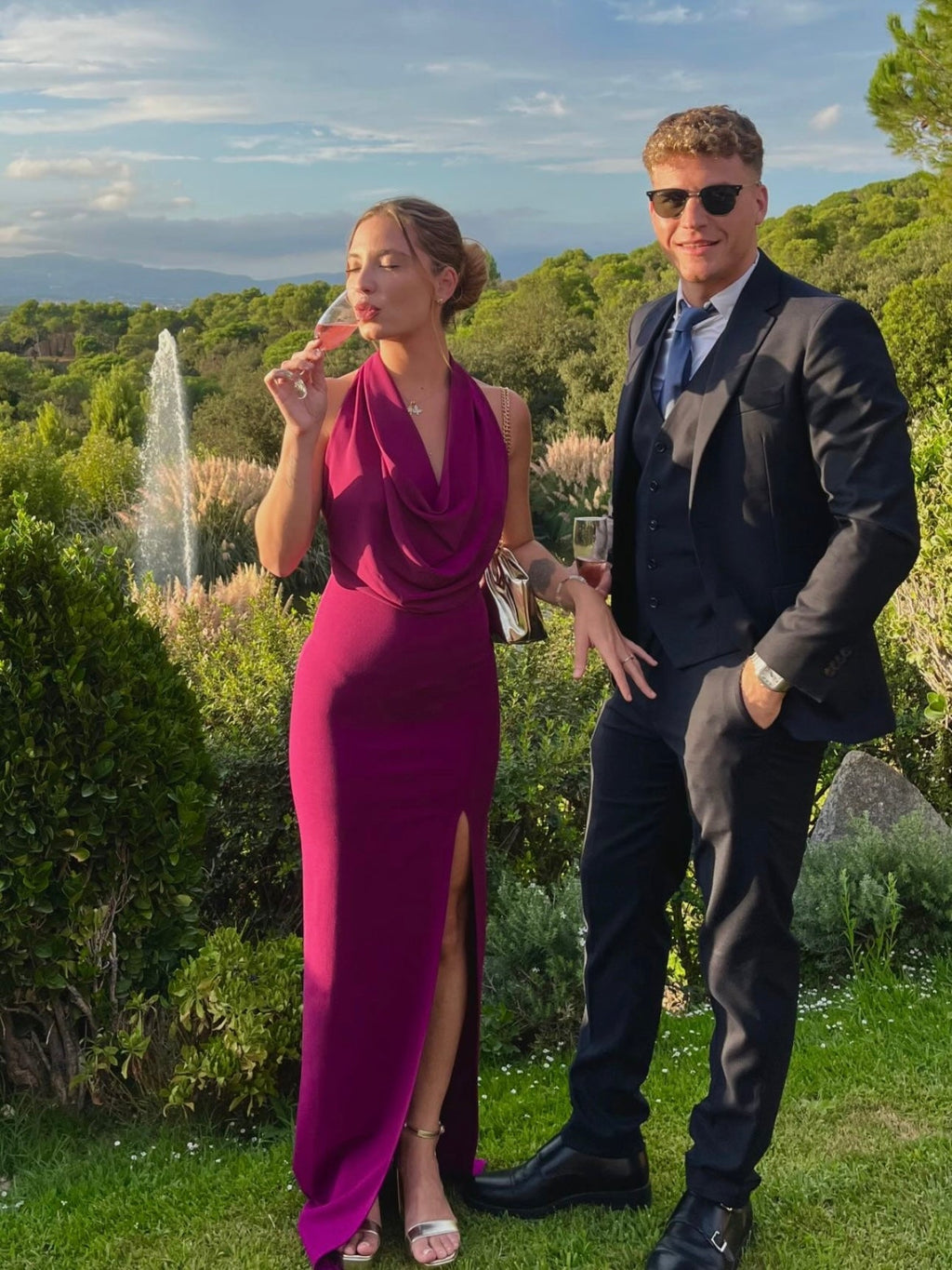 Vestido em cascata de tule cor de beringela