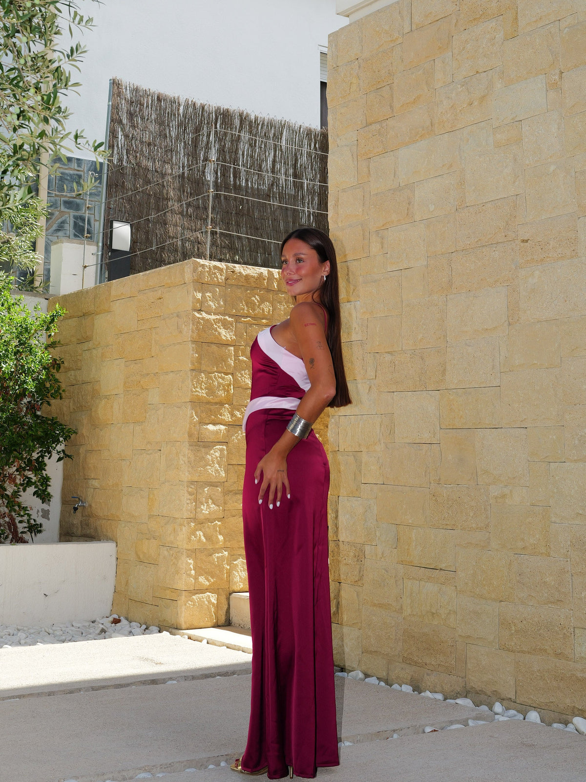Vestido halter em cetim bicolor, cor de beringela